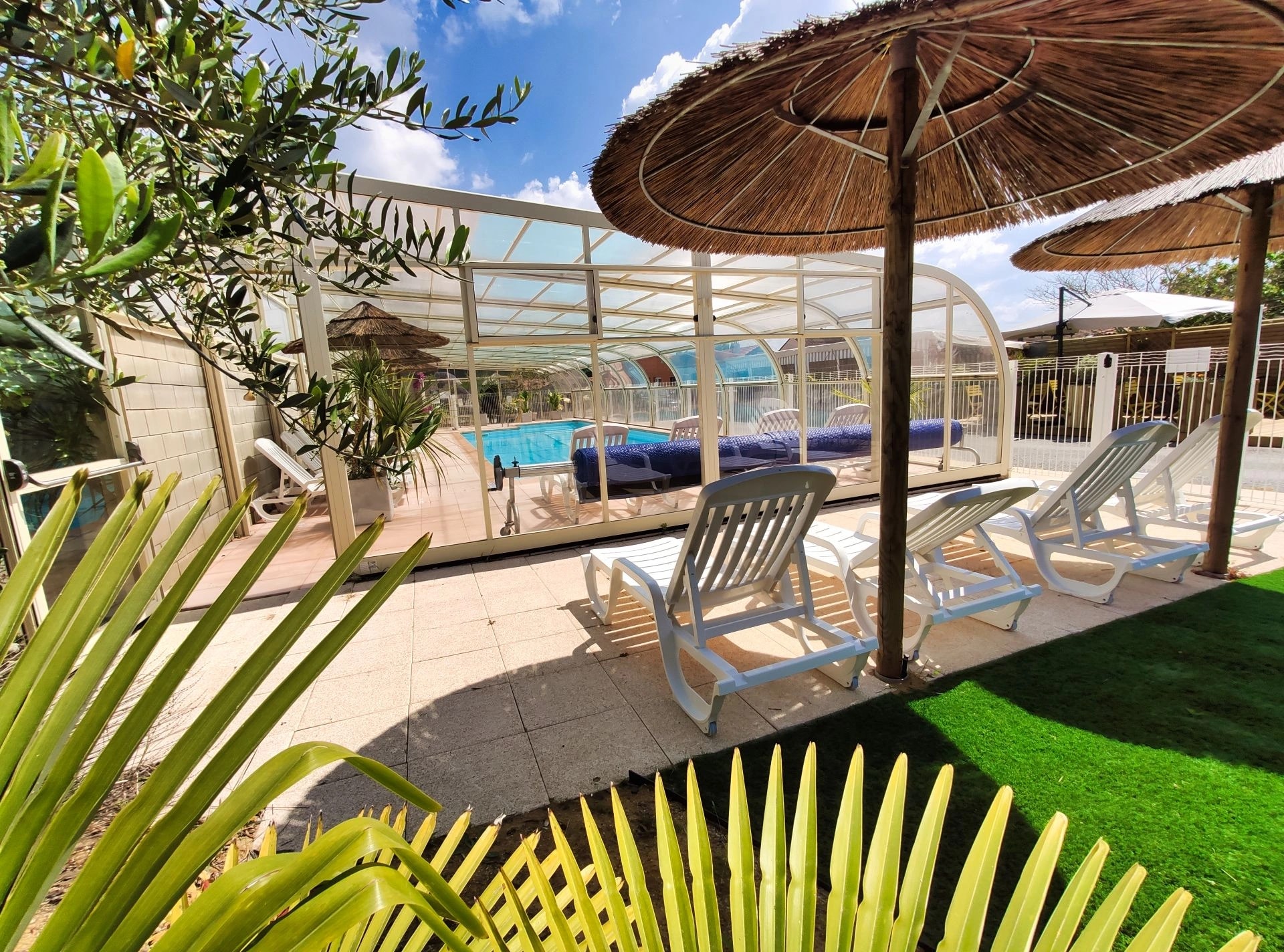 Piscine et terrasse du Camping Le Bernier, photographie du site officiel