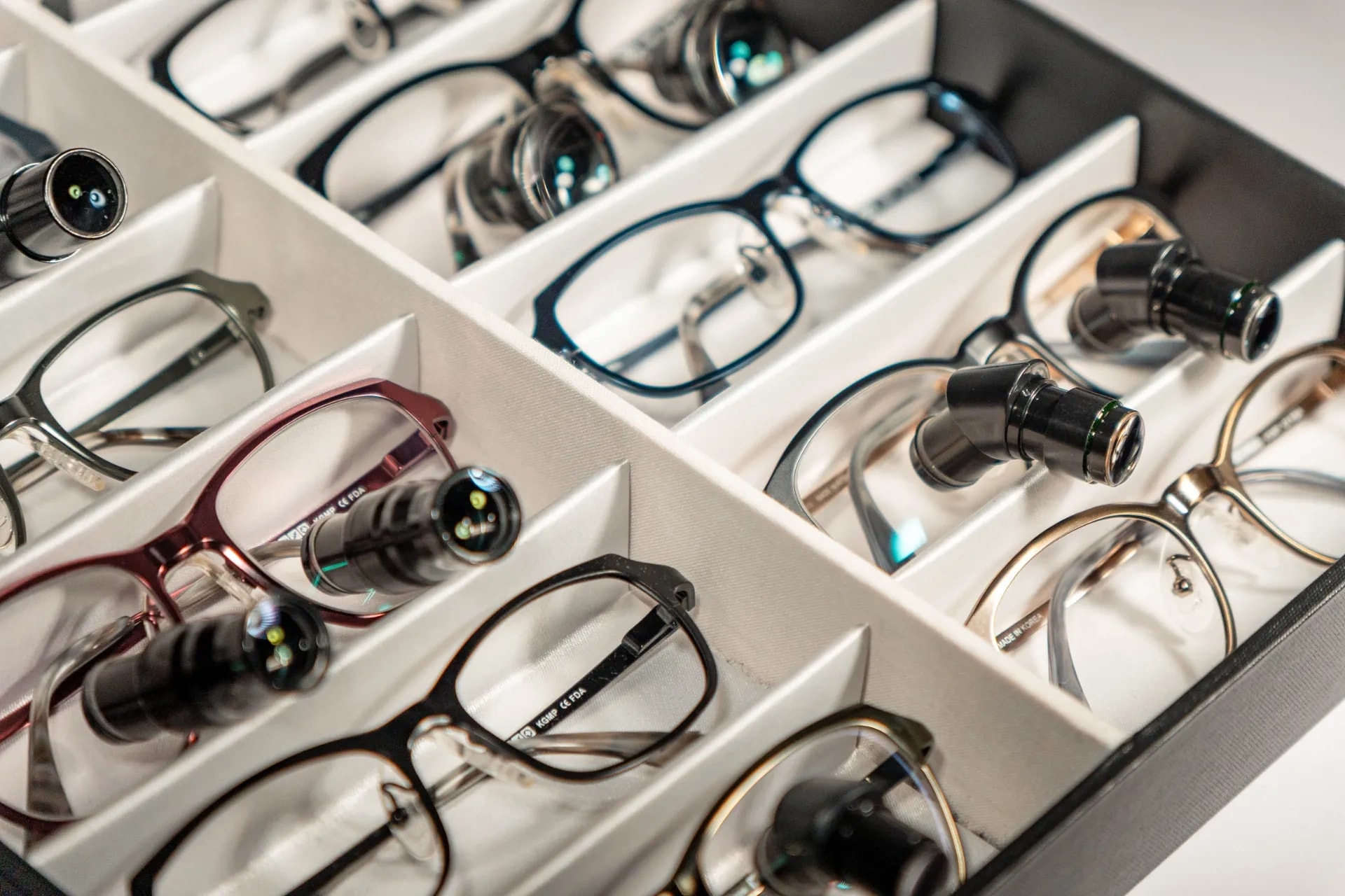 Collection de lunettes-loupes SDIG, photographie du site aideoptique.com