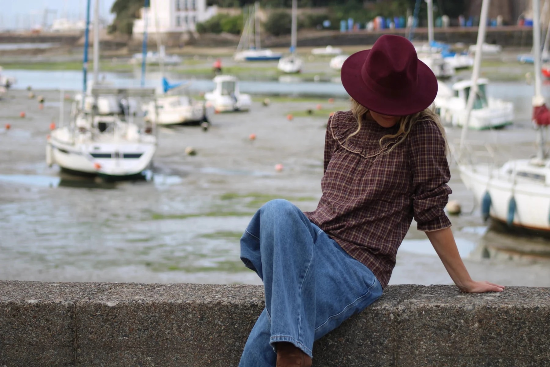 Silhouette en blouse à carreaux et chapeau bordeaux sur le port de Pornic, Les Demoiselles Store